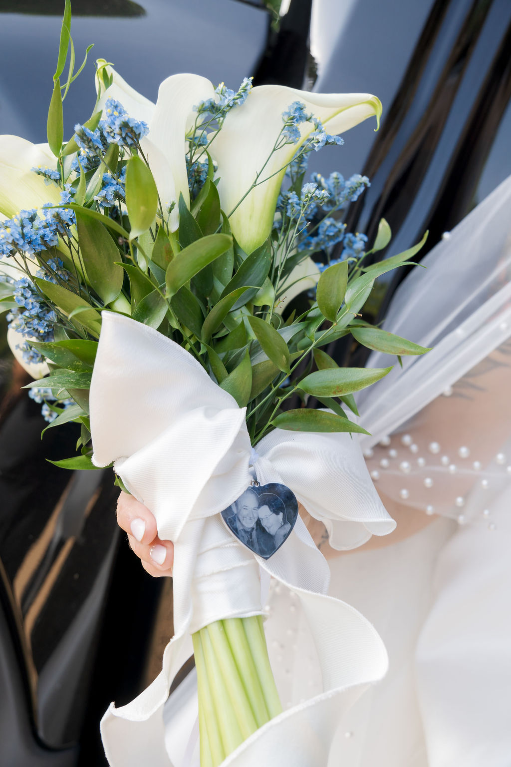 Ramo de novia con calas blancas y flores azules con medallón conmemorativo