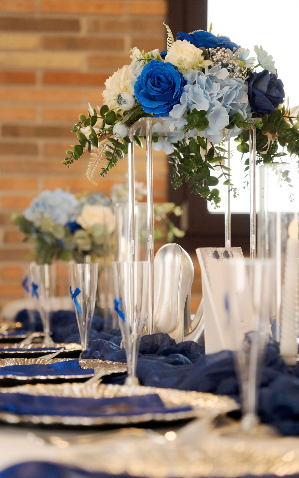 Centro de mesa con rosas azules y hortensias en una celebración de quince años